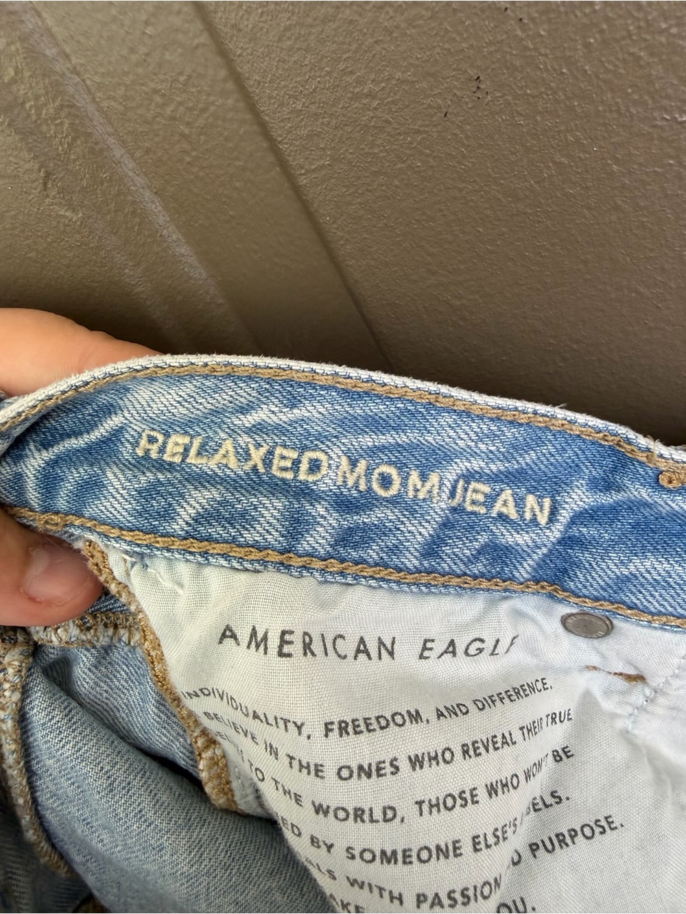 American Eagle Relaxed Mom Jeans Women's Size 2
Light Wash Distressed - Picture 3 of 4